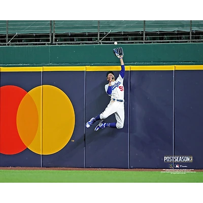 Photo non signée de Mookie Betts (Los Angeles Dodgers) lors du match 7 la série championnat Ligue nationale 2020, où il vole un home run