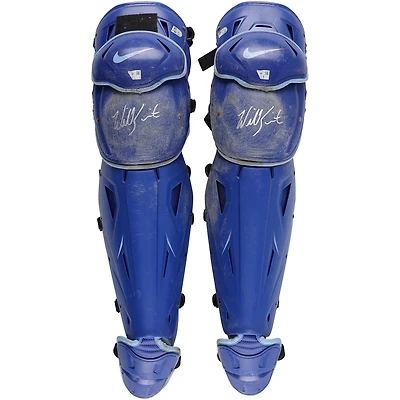 Protège-tibias Nike bleus autographiés par Will Smith, portés lors du match des Dodgers de Los Angeles contre les Mets de New York le 20 octobre 2024