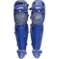 Protège-tibias Nike bleus autographiés par Will Smith, portés lors du match des Dodgers de Los Angeles contre les Mets de New York le 20 octobre 2024