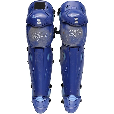 Will Smith, des protège-tibias Nike bleus portés lors du match des Dodgers de Los Angeles contre les Phillies de Philadelphie le 9 octobre 2025, a signé ses initiales.