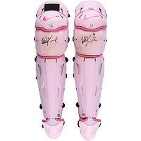 Will Smith, des protège-tibias Nike roses portés lors du match des Dodgers de Los Angeles contre les Diamondbacks de l'Arizona le 11 mai 2025, a signé ses initiales.