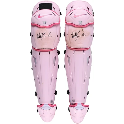 Will Smith, des protège-tibias Nike roses portés lors du match des Dodgers de Los Angeles contre les Diamondbacks de l'Arizona le 11 mai 2025, a signé ses initiales.