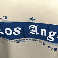 Sweat-shirt polaire beige à graffiti Los Angeles Dodgers pour femme, de la marque Fanatics.