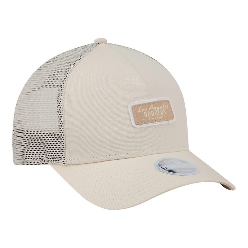 Casquette trucker ajustable New Era pour femme, beige clair, Los Angeles Dodgers, écusson ton sur ton 9FORTY M-Crown A-Frame, avec patch M ton sur ton et couronne.