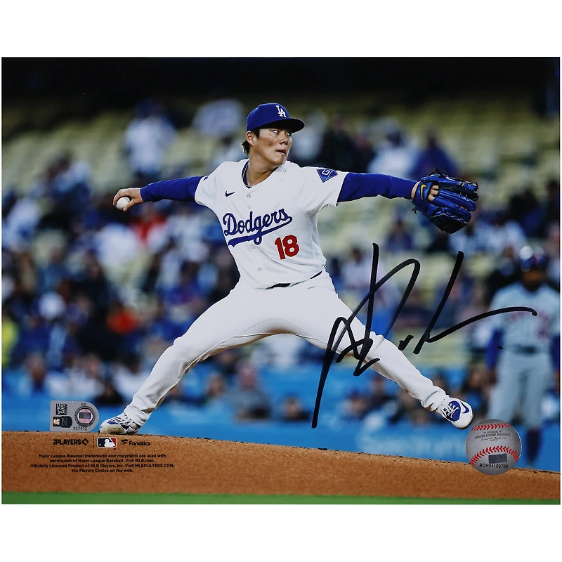 Photographie de Yoshinobu Yamamoto, lanceur des Dodgers de Los Angeles, dédicacée au format 8" x 10"