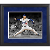 Photographie encadrée de Yoshinobu Yamamoto des Dodgers de Los Angeles, fac-similé de la signature, 11" x 14"