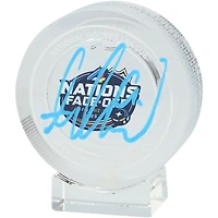 Rondelle de cristal autographiée par Adrian Kempe des Kings de Los Angeles lors de la mise au jeu des 4 Nations - Remplie de glace provenant de la mise au jeu des 4 Nations