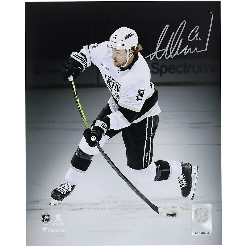 Photo dédicacée d'Adrian Kempe, joueur des Kings de Los Angeles, maillot blanc, format 8 x 10 pouces, prise lors d'un shooting Spotlight