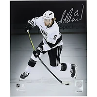 Photo dédicacée d'Adrian Kempe, joueur des Kings de Los Angeles, maillot blanc, format 8 x 10 pouces, prise lors d'un shooting Spotlight