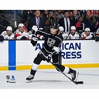 Photo d'Adrian Kempe, maillot noir non signé des Kings de Los Angeles, tirant au but contre les Panthers la Floride