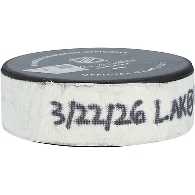 Rondelle de but utilisée par Alex Laferrière, des Kings de Los Angeles, lors du match du 22 mars 2026 contre le Mammoth de l'Utah.