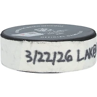 Rondelle de but utilisée par Alex Laferrière, des Kings de Los Angeles, lors du match du 22 mars 2026 contre le Mammoth de l'Utah.