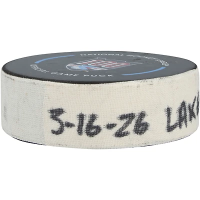 Rondelle de but utilisée par Alexis Lafrenière lors du match des Kings de Los Angeles contre les Rangers de New York le 16 mars 2026