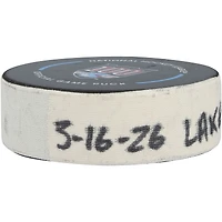 Rondelle de but utilisée par Alexis Lafrenière lors du match des Kings de Los Angeles contre les Rangers de New York le 16 mars 2026