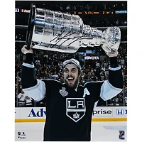 Photographie autographiée de 16'' x 20'' des champions de la Coupe Stanley 2014 des Kings de Los Angeles par Anze Kopitar soulevant la Coupe Stanley