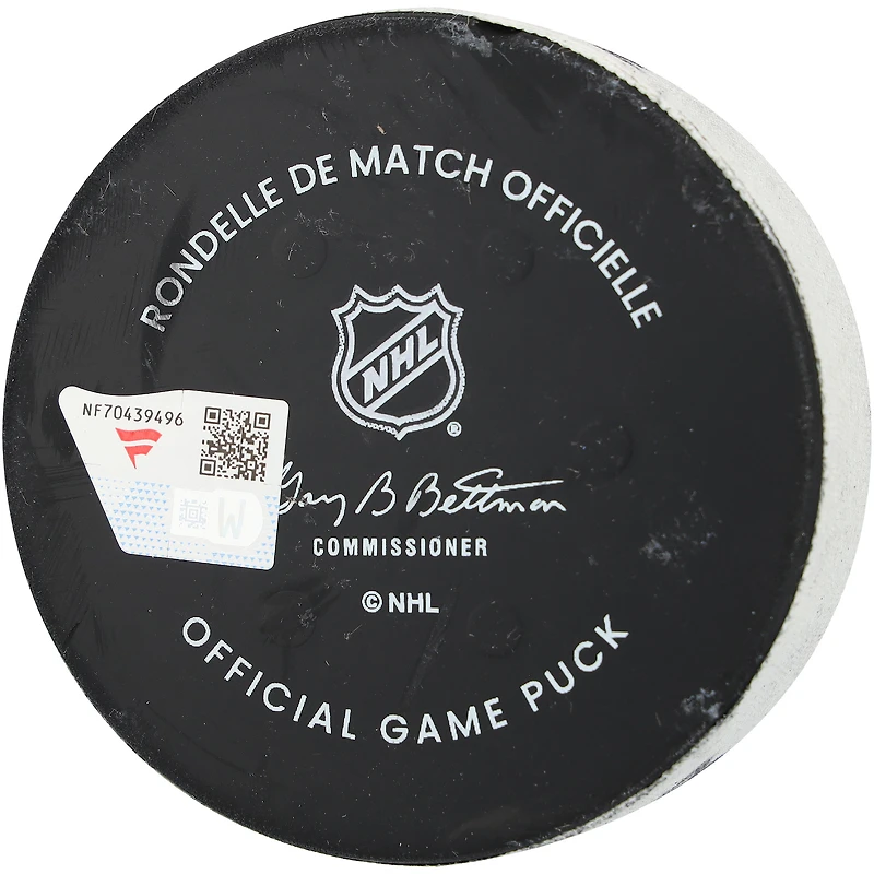 Rondelle de but utilisée par Artemi Panarin des Kings de Los Angeles le 22 mars 2026 contre le Mammoth de l'Utah.