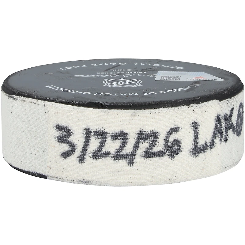 Rondelle de but utilisée par Artemi Panarin des Kings de Los Angeles le 22 mars 2026 contre le Mammoth de l'Utah.