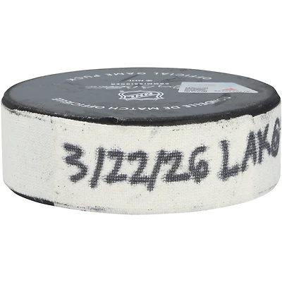 Rondelle de but utilisée par Artemi Panarin des Kings de Los Angeles le 22 mars 2026 contre le Mammoth de l'Utah.