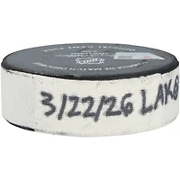 Rondelle de but utilisée par Artemi Panarin des Kings de Los Angeles le 22 mars 2026 contre le Mammoth de l'Utah.