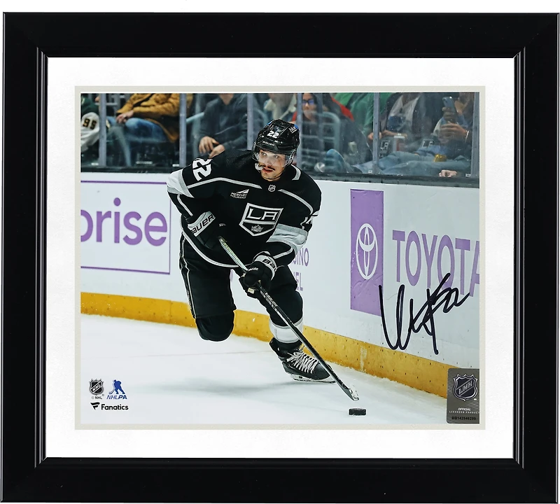 Maillot noir autographié de 8" x 10" de Kevin Fiala des Los Angeles Kings avec photo de la rondelle