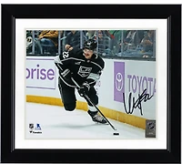 Maillot noir autographié de 8" x 10" de Kevin Fiala des Los Angeles Kings avec photo de la rondelle