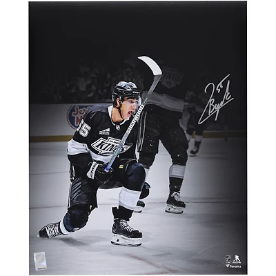 Photo de célébration de Quinton Byfield, joueur des Kings de Los Angeles, autographiée (16 x 20 pouces) : maillot noir.