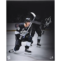 Photo de célébration de Quinton Byfield, joueur des Kings de Los Angeles, autographiée (16 x 20 pouces) : maillot noir.