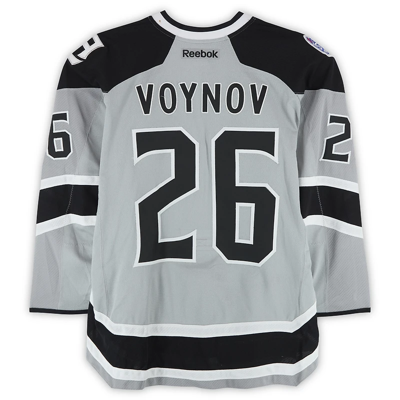 Maillot argenté Reebok n° 26 porté par Slava Voynov lors de l'entraînement des Kings de Los Angeles contre les Ducks d'Anaheim le 25 janvier 2014 - Série des stades de la LNH - Porté pendant l'échauffement