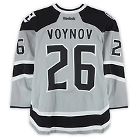 Maillot argenté Reebok n° 26 porté par Slava Voynov lors de l'entraînement des Kings de Los Angeles contre les Ducks d'Anaheim le 25 janvier 2014 - Série des stades de la LNH - Porté pendant l'échauffement