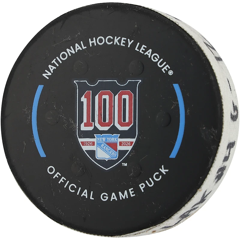 Rondelle de but utilisée par Trevor Moore lors du match des Kings de Los Angeles contre les Rangers de New York le 16 mars 2026