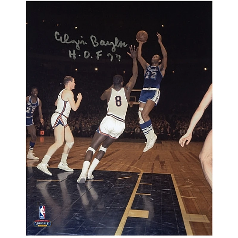 Photographie de tournage autographiée par Elgin Baylor des Los Angeles Lakers de 20 x 25 cm avec l'inscription « H.O.F. 77 »