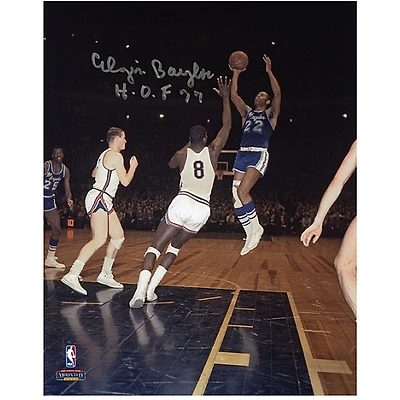 Photographie de tournage autographiée par Elgin Baylor des Los Angeles Lakers de 20 x 25 cm avec l'inscription « H.O.F. 77 »