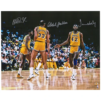 Photographie signée James Worthy Kareem Abdul-Jabbar et Magic Johnson des Los Angeles Lakers 16" x 20"