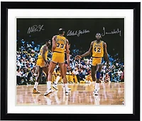 Photo 16" x 20" signée par plusieurs joueurs des Los Angeles Lakers : James Worthy, Kareem Abdul-Jabbar et Magic Johnson