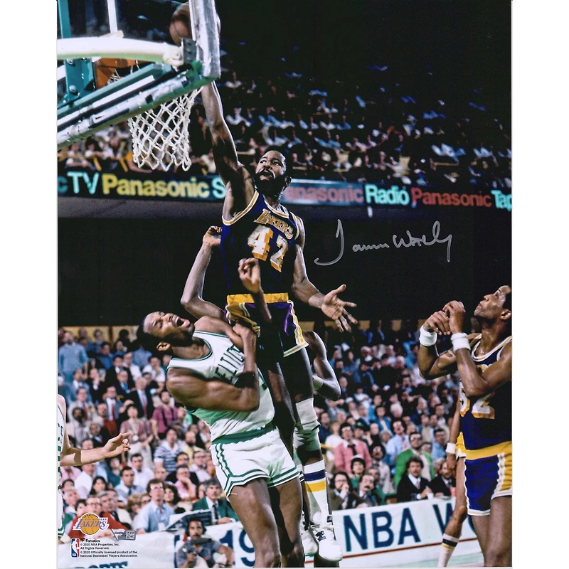 Photo dédicacée de James Worthy (Los Angeles Lakers) - Dunk lors des finales NBA de 1984 (40,6 x 50,8 cm)