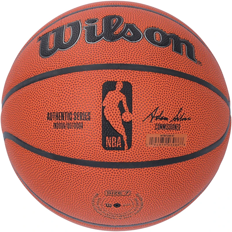 Ballon de basket d'intérieur/extérieur Wilson Authentic Series autographié par James Worthy des Los Angeles Lakers avec inscription « HOF 2003 »