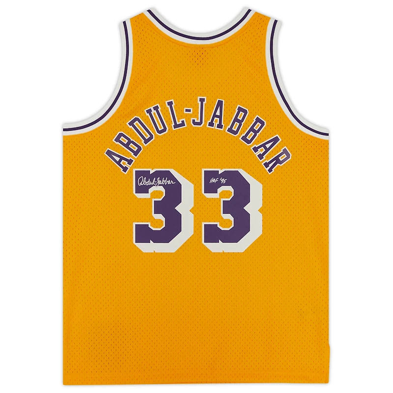 Maillot Swingman Mitchell & Ness Gold 1984-85 des Los Angeles Lakers, autographié par Kareem Abdul-Jabbar, avec inscription « HOF 95 ».