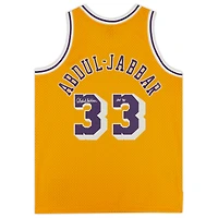 Maillot Swingman Mitchell & Ness Gold 1984-85 des Los Angeles Lakers, autographié par Kareem Abdul-Jabbar, avec inscription « HOF 95 ».