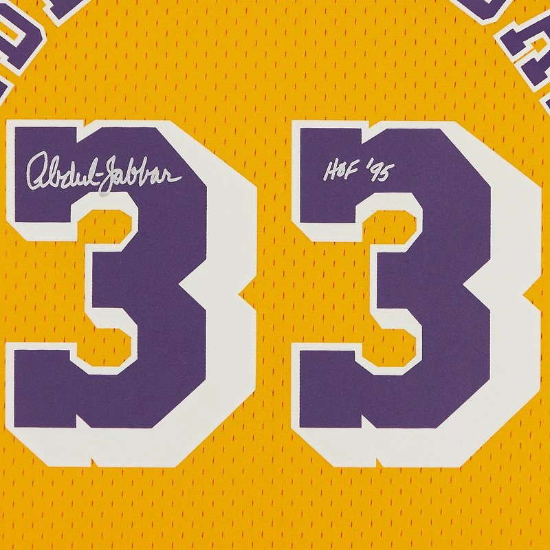 Maillot Swingman 1984-85 dédicacé par Kareem Abdul-Jabbar des Los Angeles Lakers avec l'inscription "HOF 95"