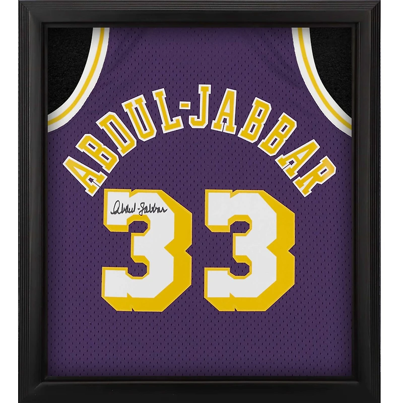 Maillot Swingman violet des Los Angeles Lakers, encadré et autographié par Kareem Abdul-Jabbar (Mitchell & Ness, saison 1983-1984).