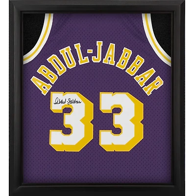 Maillot Swingman violet des Los Angeles Lakers, encadré et autographié par Kareem Abdul-Jabbar (Mitchell & Ness, saison 1983-1984).