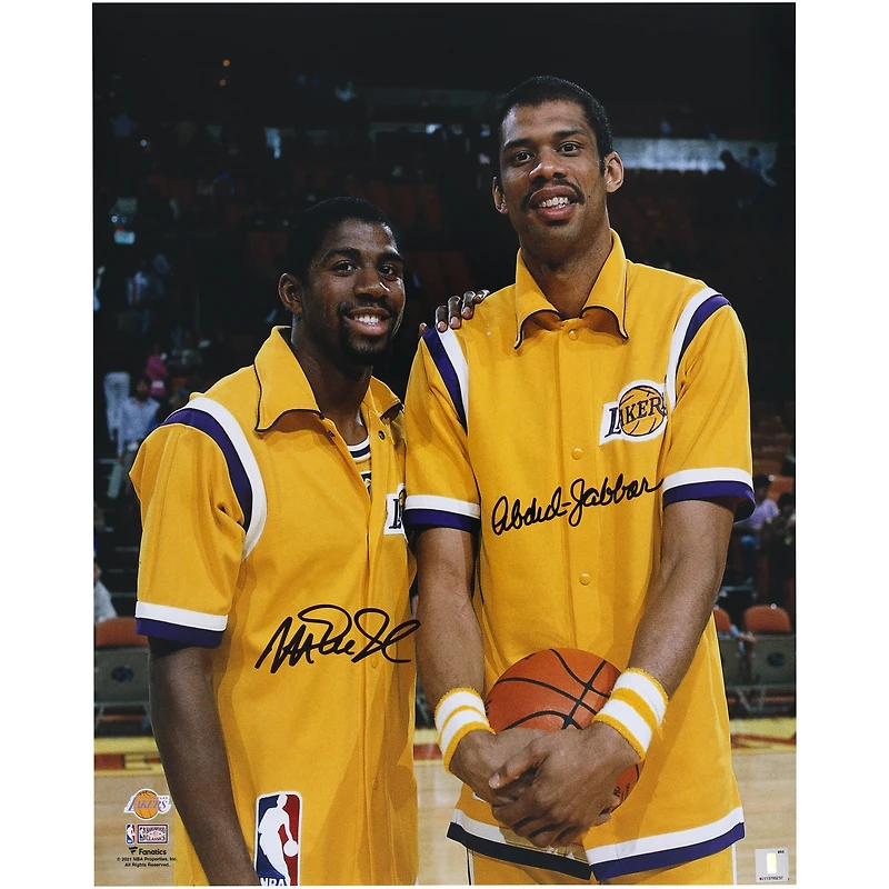 Photo d'échauffement autographiée de Magic Johnson et Kareem Abdul-Jabbar (Los Angeles Lakers), 40 x 50 cm.
