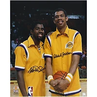 Photo d'échauffement autographiée de Magic Johnson et Kareem Abdul-Jabbar (Los Angeles Lakers), 40 x 50 cm.