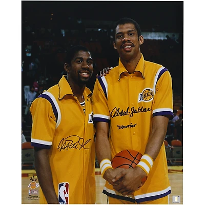 Photographie d'échauffement dédicacée de Magic Johnson et Kareem Abdul-Jabbar des Los Angeles Lakers (16 x 20 pouces) avec inscription « Showtime » - Édition limitée à 10 exemplaires