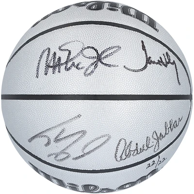 Ballon de basket-ball en platine dédicacé par Magic Johnson, Kareem Abdul-Jabbar, Shaquille O'Neal et James Worthy des Los Angeles Lakers pour le 75e anniversaire du logo Wilson