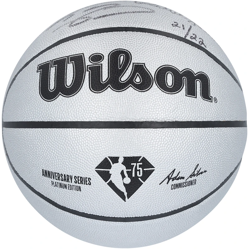 Ballon de basket-ball en platine dédicacé par Magic Johnson, Kareem Abdul-Jabbar, Shaquille O'Neal et James Worthy des Los Angeles Lakers pour le 75e anniversaire du logo Wilson - Édition limitée à 22 exemplaires