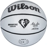 Ballon de basket-ball en platine dédicacé par Magic Johnson, Kareem Abdul-Jabbar, Shaquille O'Neal et James Worthy des Los Angeles Lakers pour le 75e anniversaire du logo Wilson - Édition limitée à 22 exemplaires