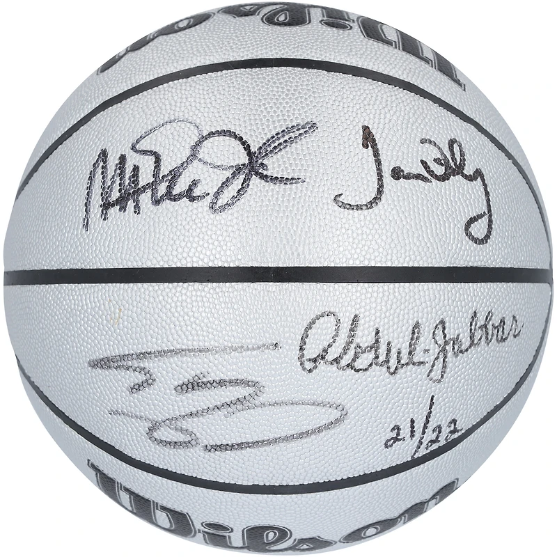 Ballon de basket-ball en platine dédicacé par Magic Johnson, Kareem Abdul-Jabbar, Shaquille O'Neal et James Worthy des Los Angeles Lakers pour le 75e anniversaire du logo Wilson - Édition limitée à 22 exemplaires