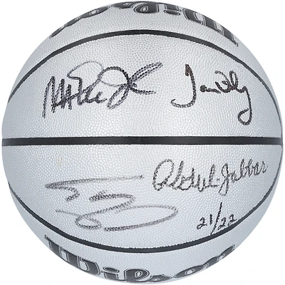 Ballon de basket-ball en platine dédicacé par Magic Johnson, Kareem Abdul-Jabbar, Shaquille O'Neal et James Worthy des Los Angeles Lakers pour le 75e anniversaire du logo Wilson - Édition limitée à 22 exemplaires