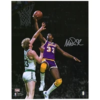 Photo dédicacée de Magic Johnson (Los Angeles Lakers) - Dunk contre Larry Bird (28 x 35,5 cm)